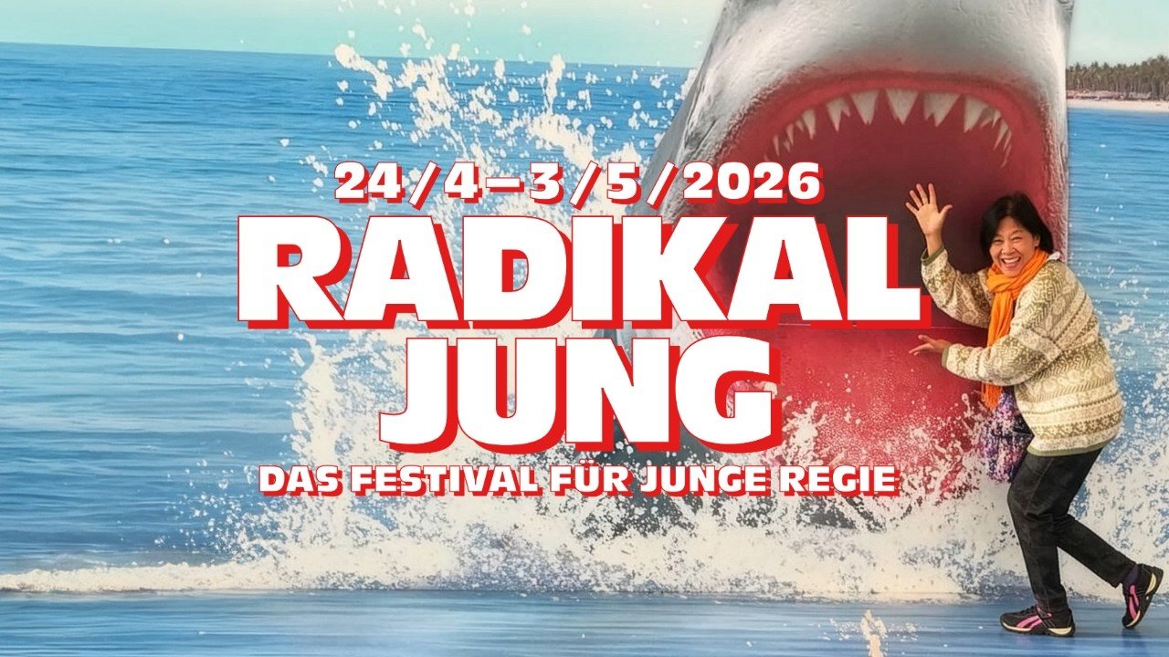 Festivalmotiv: Eine Frau posiert lachend vor einem riesigen Hai, der aus den Wellen springt, dazu der Schriftzug Radikal jung — Das Festival f&uuml;r junge Regie, 24/4–3/5/2026
