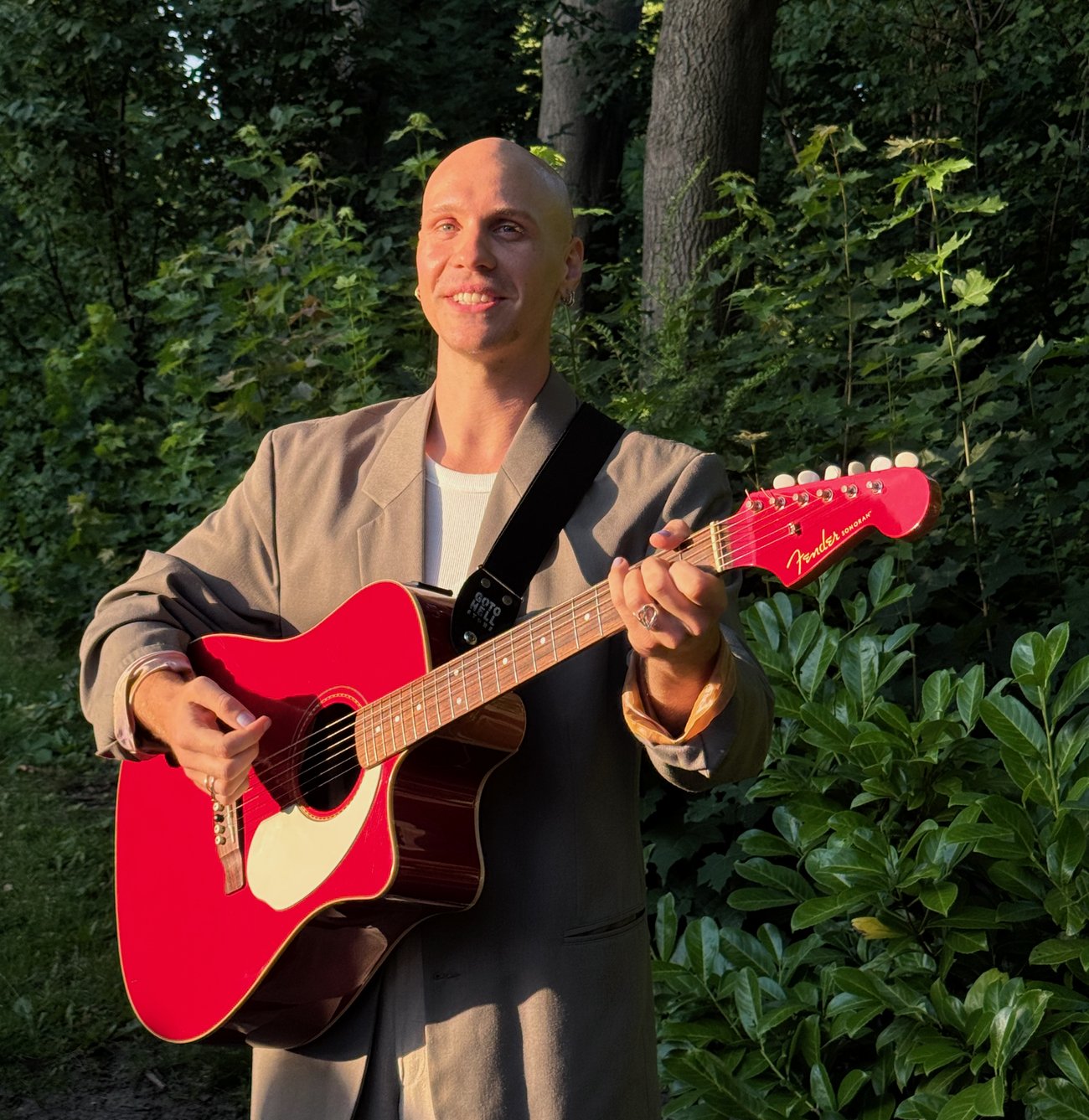 Paula spielt Gitarre
